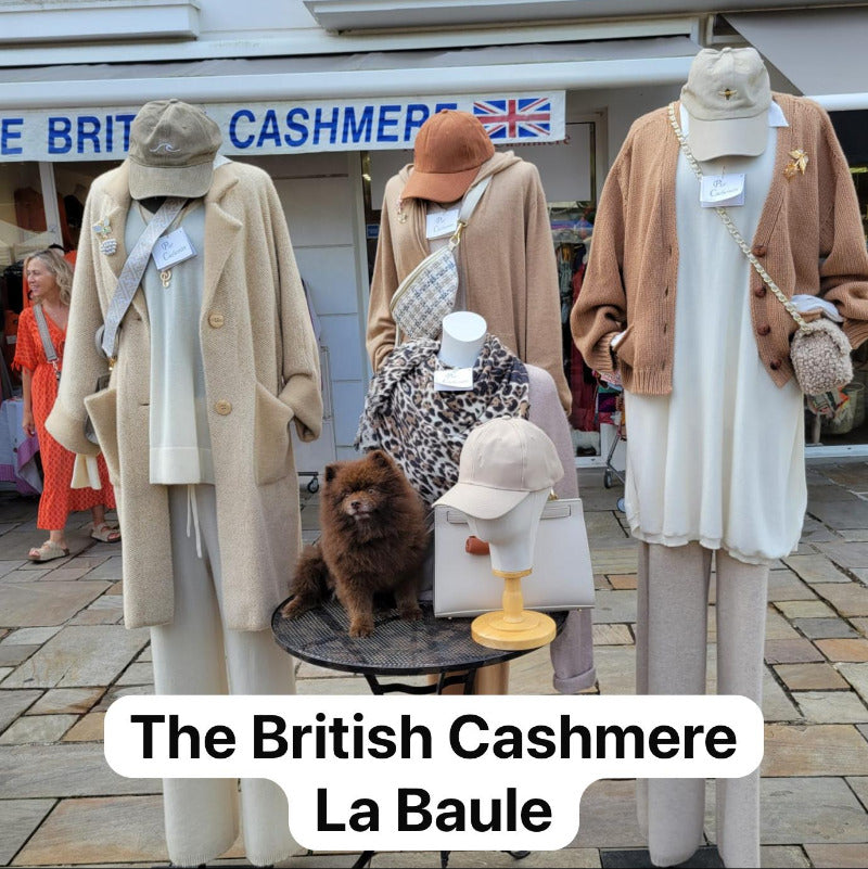 Manteau Maille, gilets, accessoires et chien mignon devant la boutique